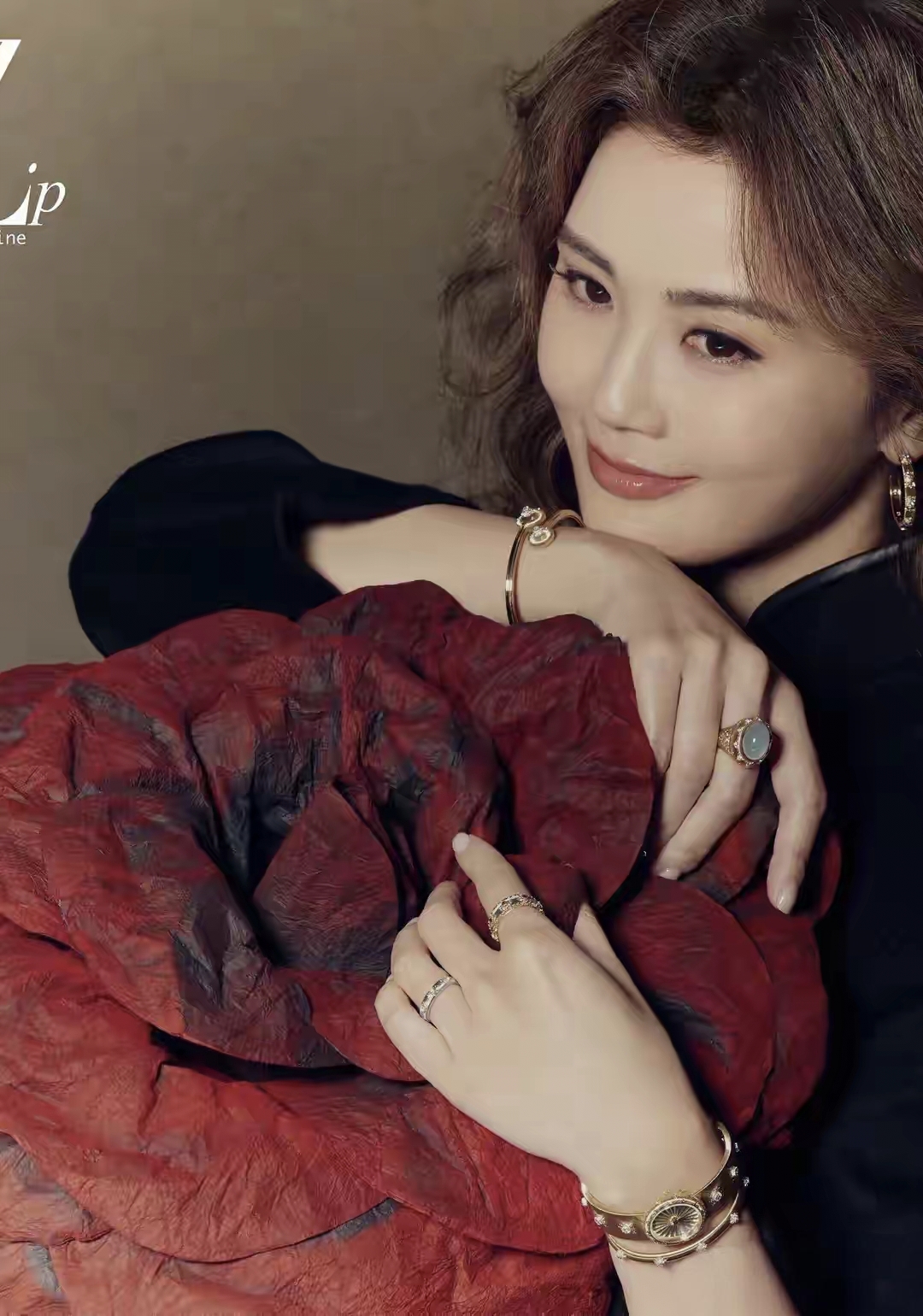 阿sa蔡卓妍携《zip magazine》封面大片惊艳亮相,42岁的她在镜头下将