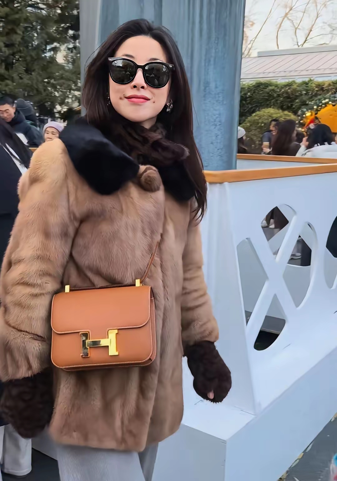 朱珠携老公女儿现身北京圣诞市集貂毛外套衬得贵气拉满搭配爱马仕包