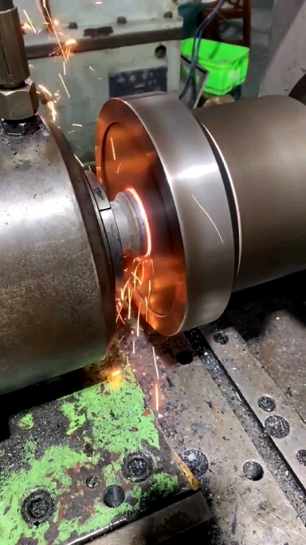 这就是摩擦焊接,都冒出火花了