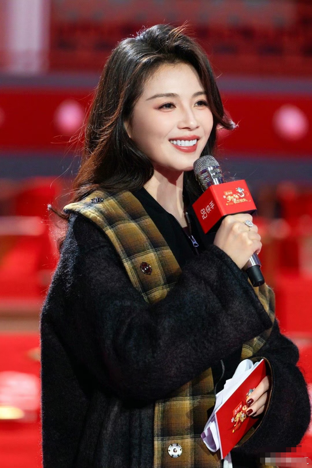 刘涛主持辽宁卫视春晚,作为主持人这般造型.真的是别有一番美味