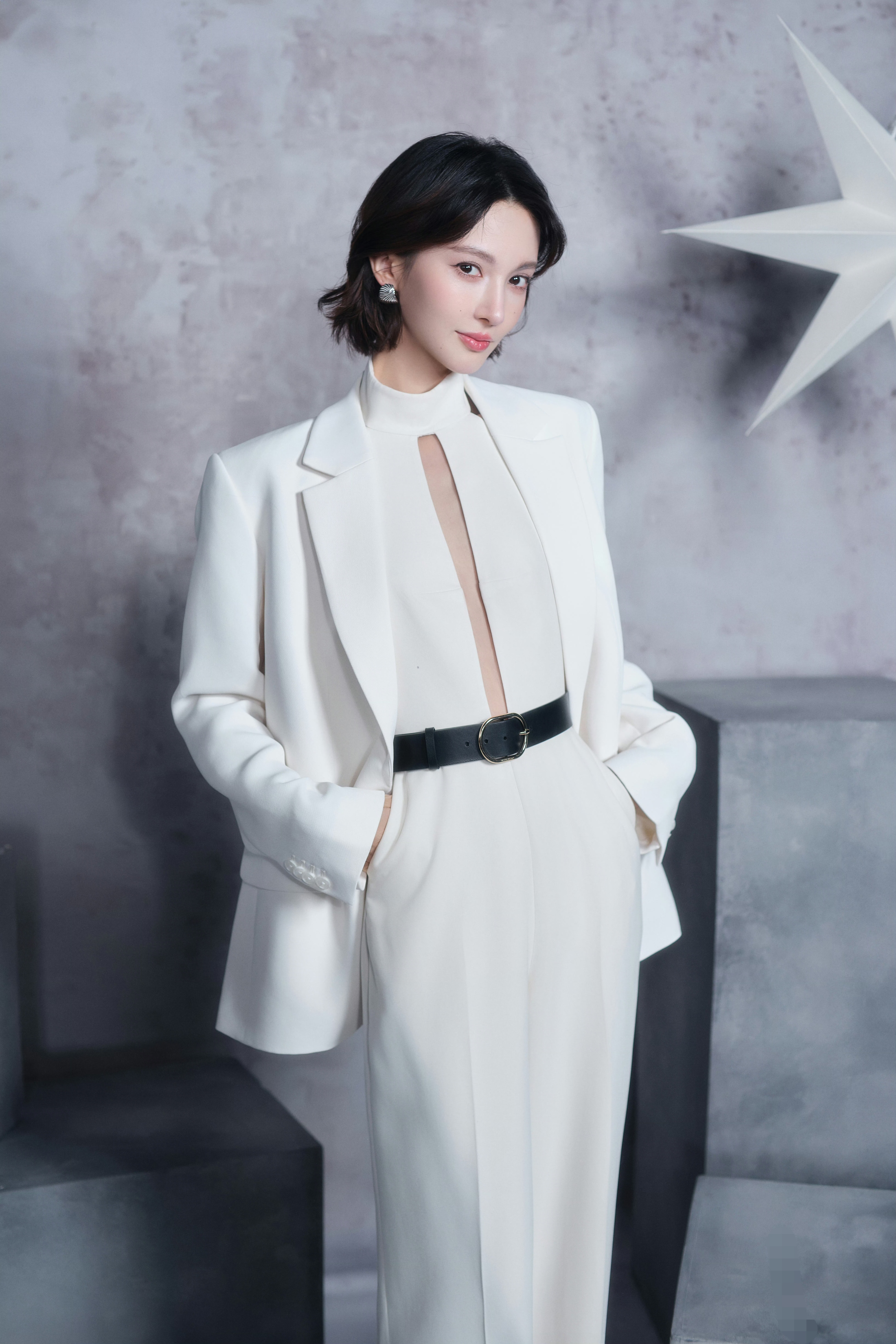 金晨白色look简约又大气微卷短发姐感十足