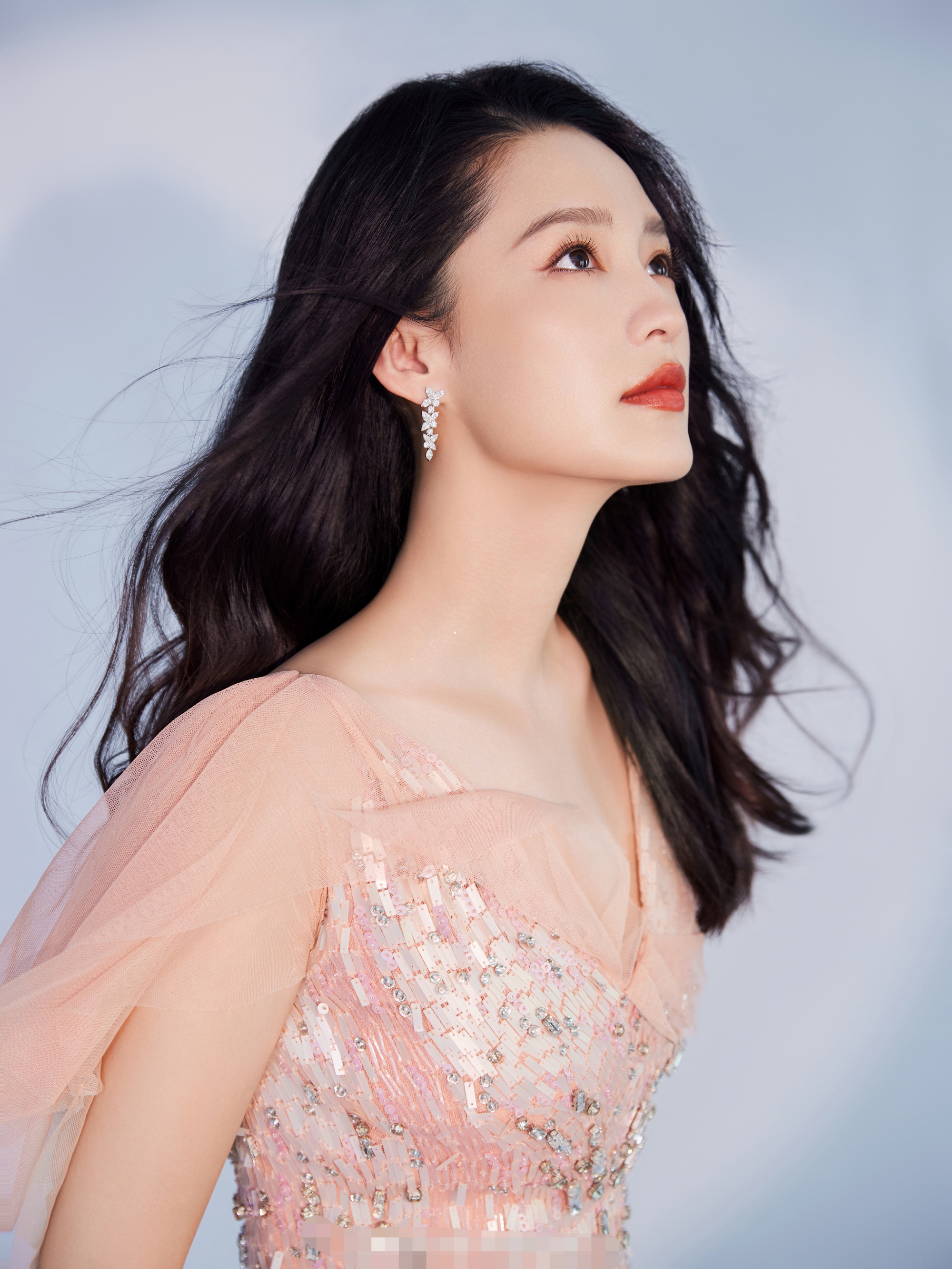 李沁卷发纱裙舞台造型大片 #动态连更挑战