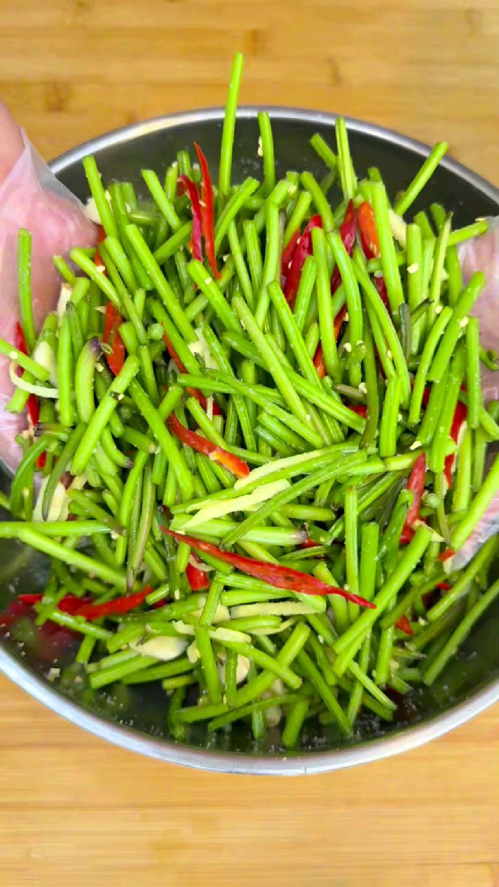 吃不完的红薯杆像这样腌起来,酸辣脆爽,开胃好吃,真的太下饭了