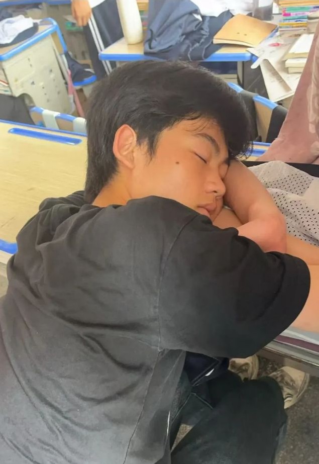 老师却天天投诉上课睡觉 家长透露孩子抑郁后沉迷手机深夜不睡,白天