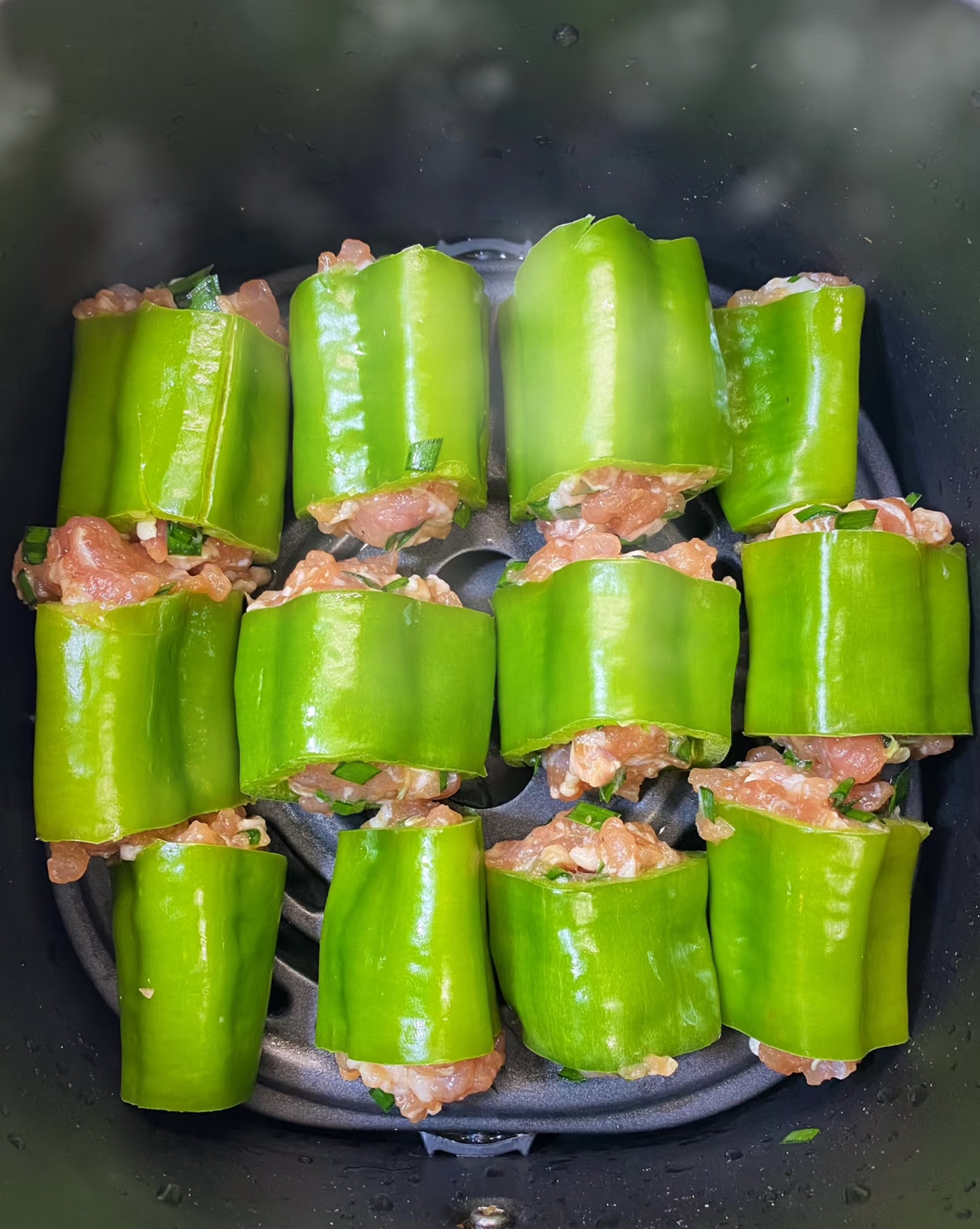 准备肉馅:准备适量肉末,依次加入一勺料酒,一勺生抽,少许盐和青椒酿