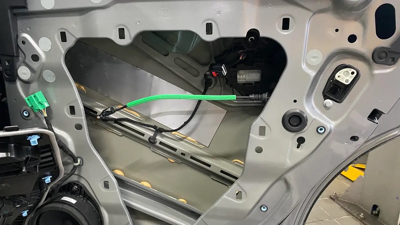 门板的钢材厚度大概跟一个硬币 中华v5副驾驶门板拆装图风云x3l尾门