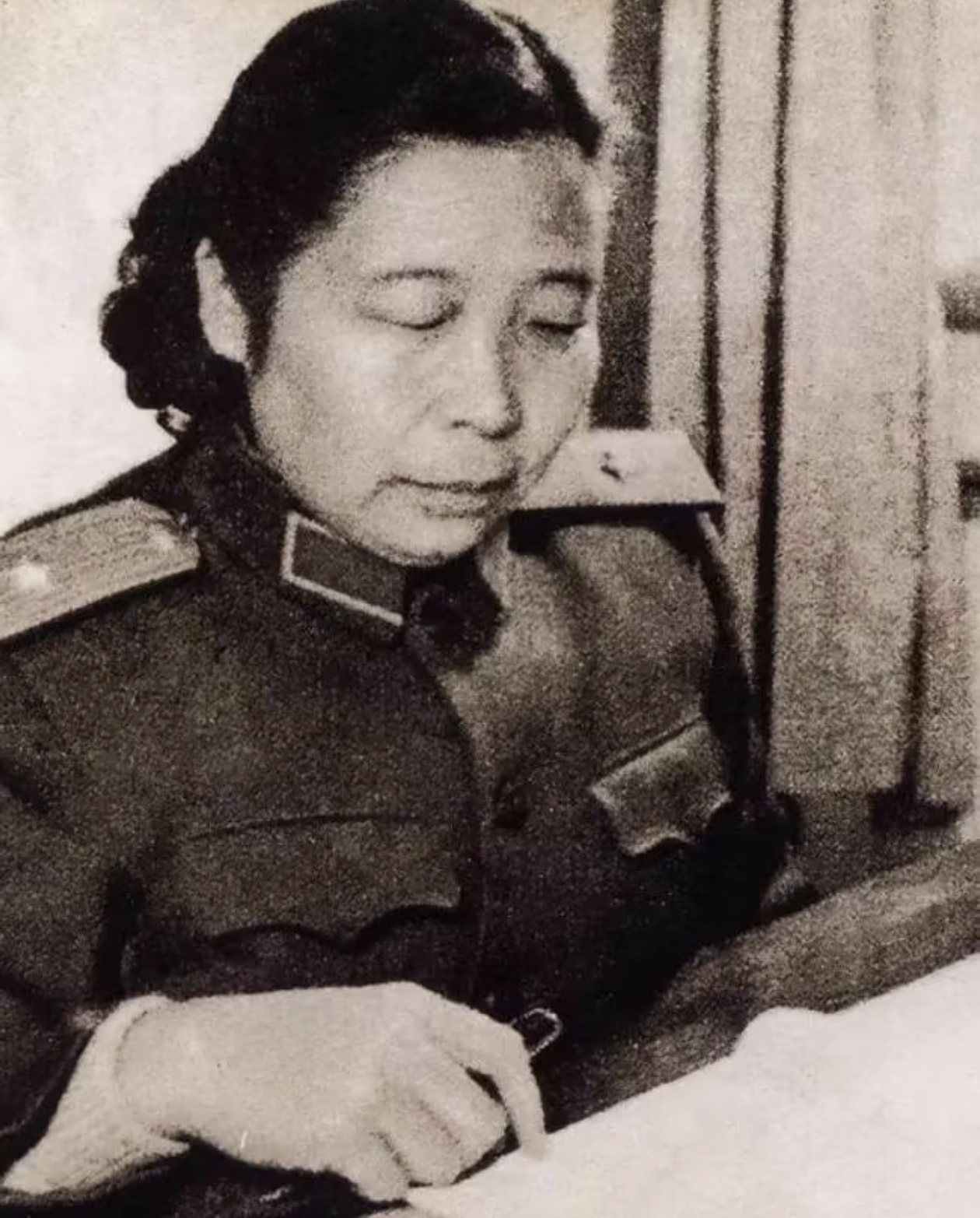 1977年军委走廊里海军司令肖劲光突然拽住副总长杨勇