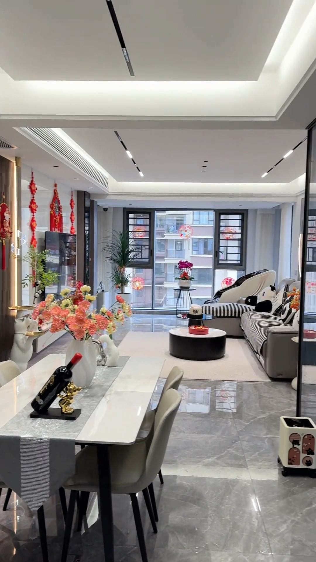 听说搬家前三年都要在新房子里过年,这是我们第三年在这个客厅!