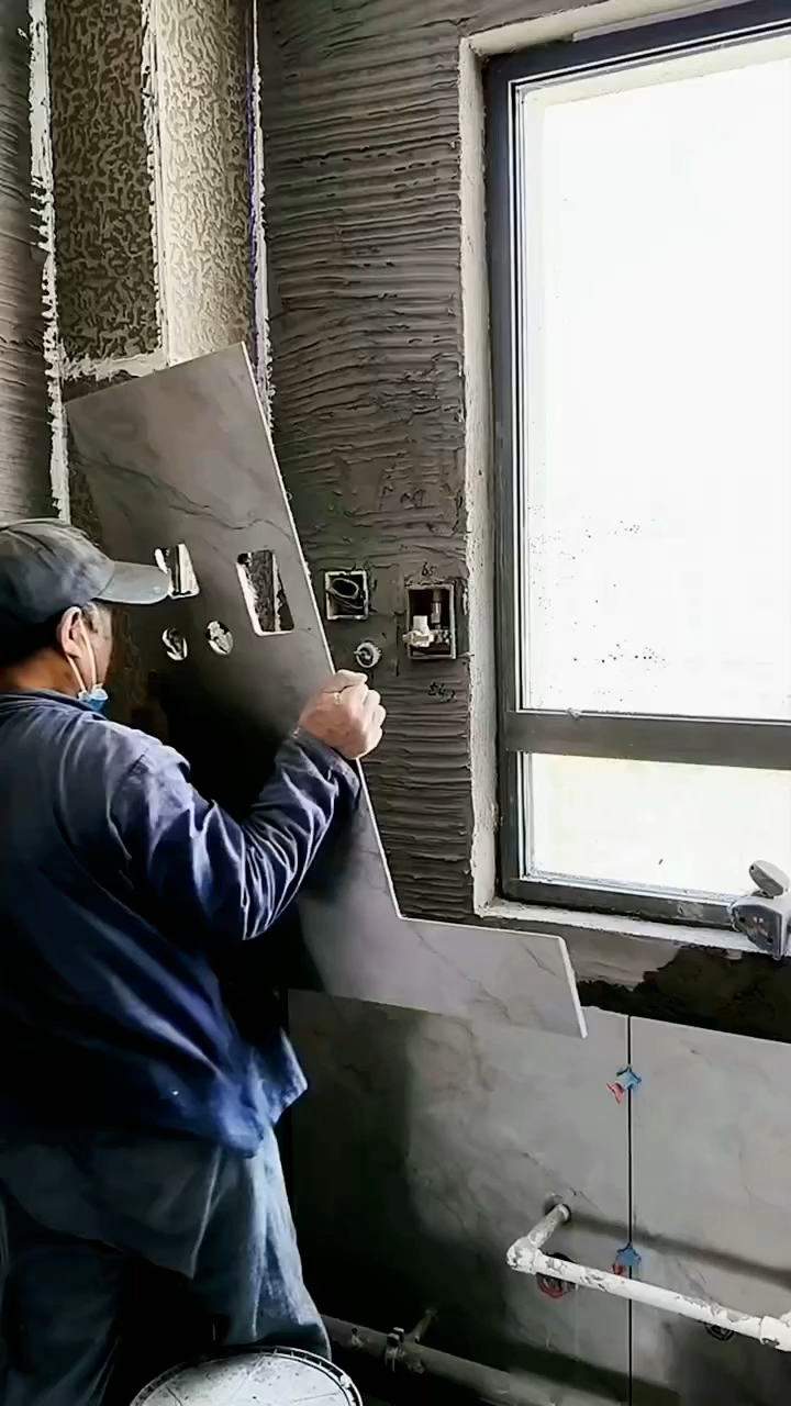 窗户的七字拐角处铺贴瓷砖手法