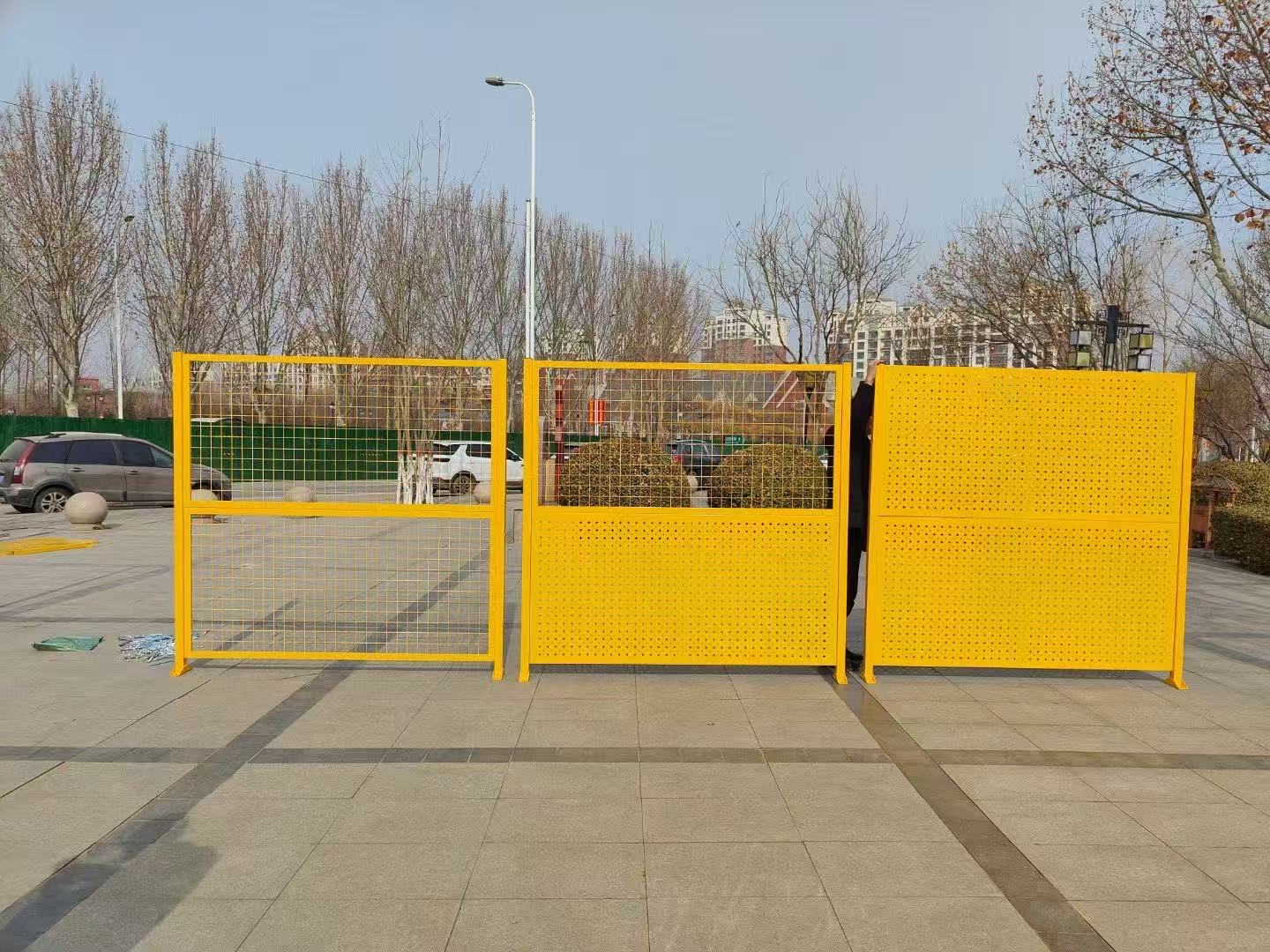 车间隔离网介绍 车间隔离网又称仓库隔离带,车间防护网,是一种用于