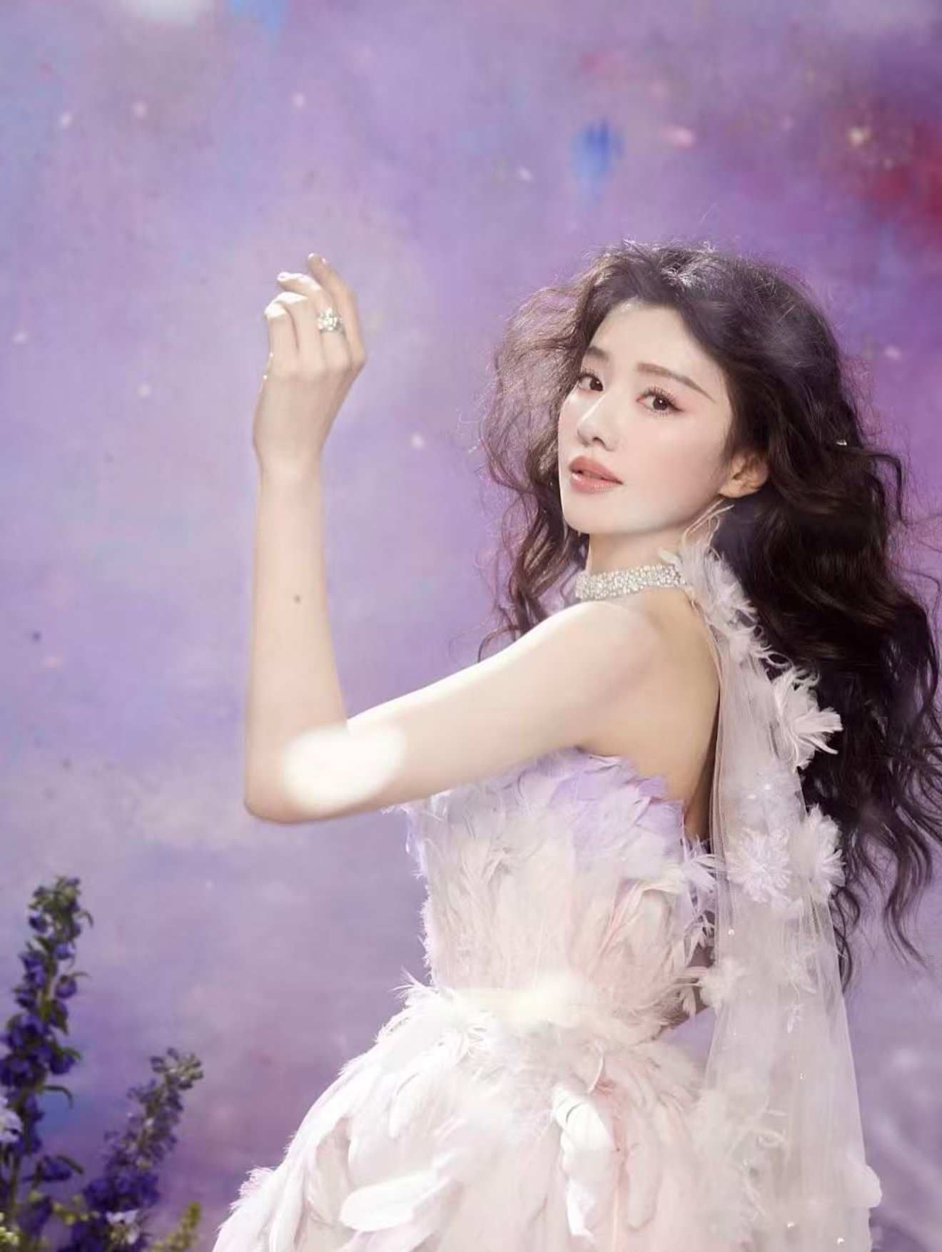 全身上下得数千根羽毛才能做成吧但是真的好美王鹤润
