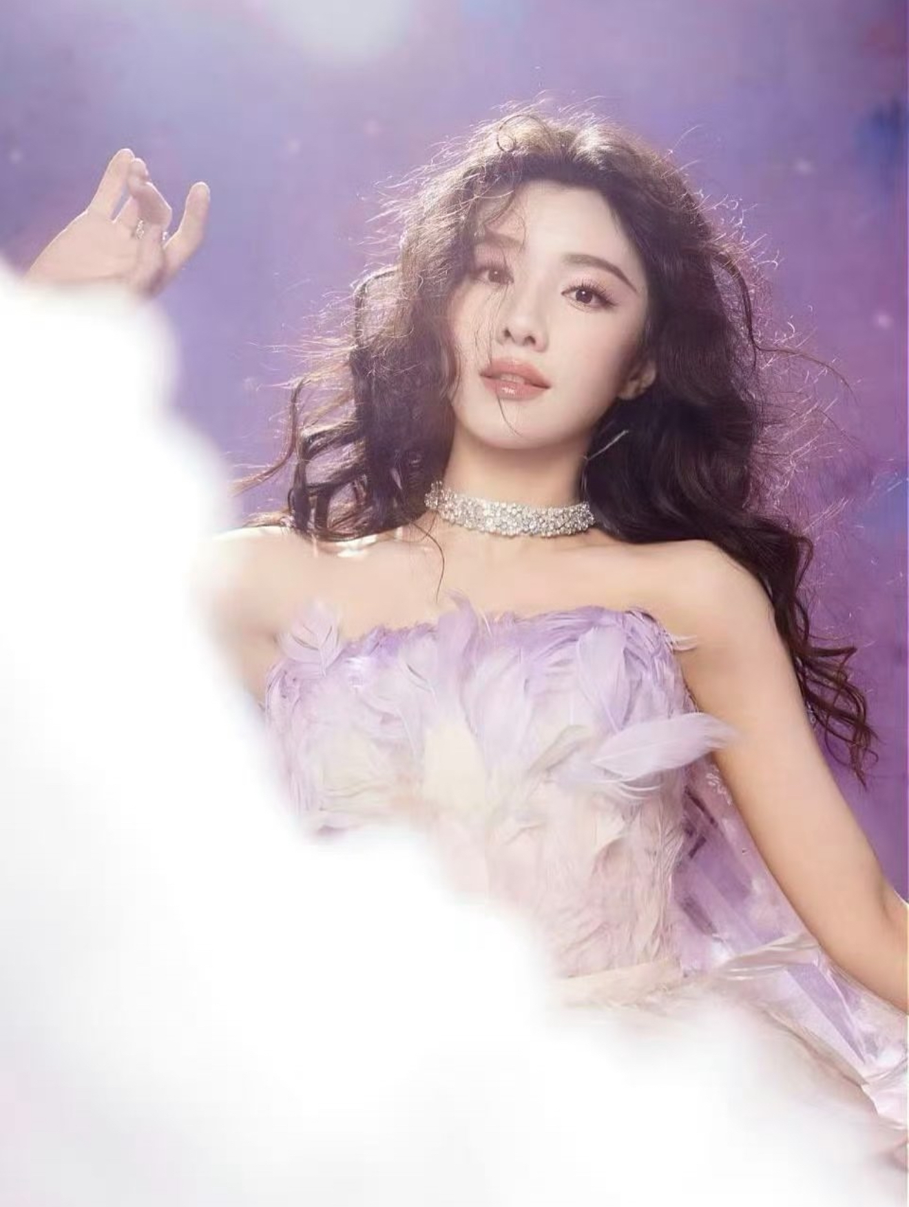 全身上下得数千根羽毛才能做成吧但是真的好美王鹤润