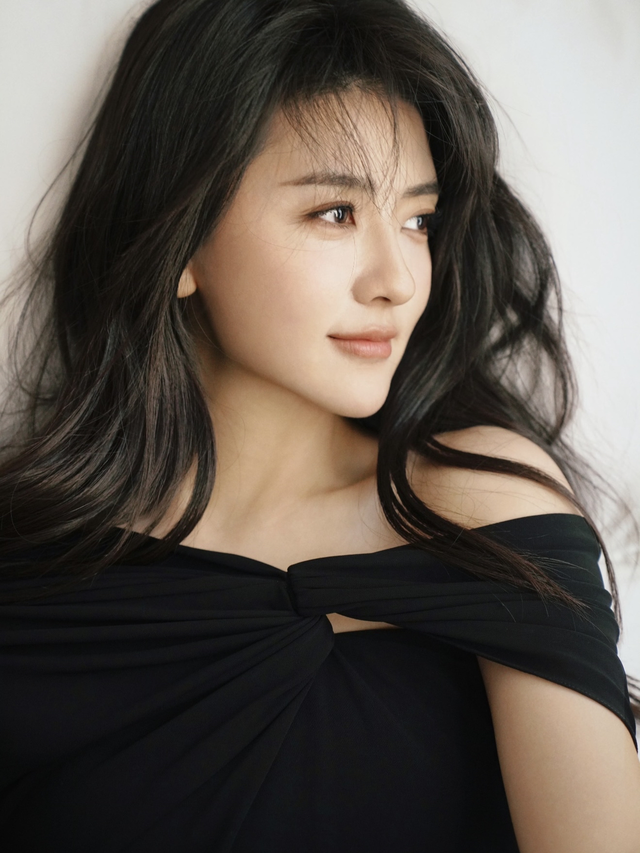 梁洁,虽然是位不太知名的90后女演员,但五官很漂亮,气质好温润舒服!