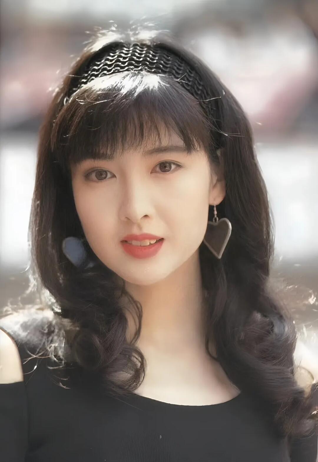 玉女掌门人周慧敏,中国香港女歌手,影视演员,主持人,1967年11月10日