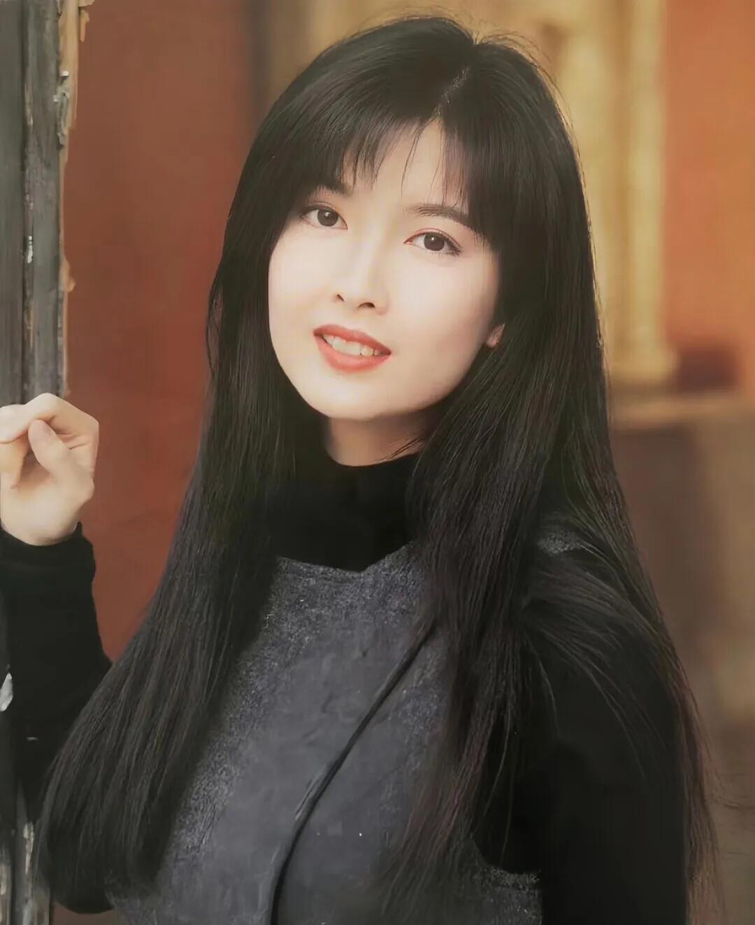 玉女掌门人周慧敏,中国香港女歌手,影视演员,主持人,1967年11月10日