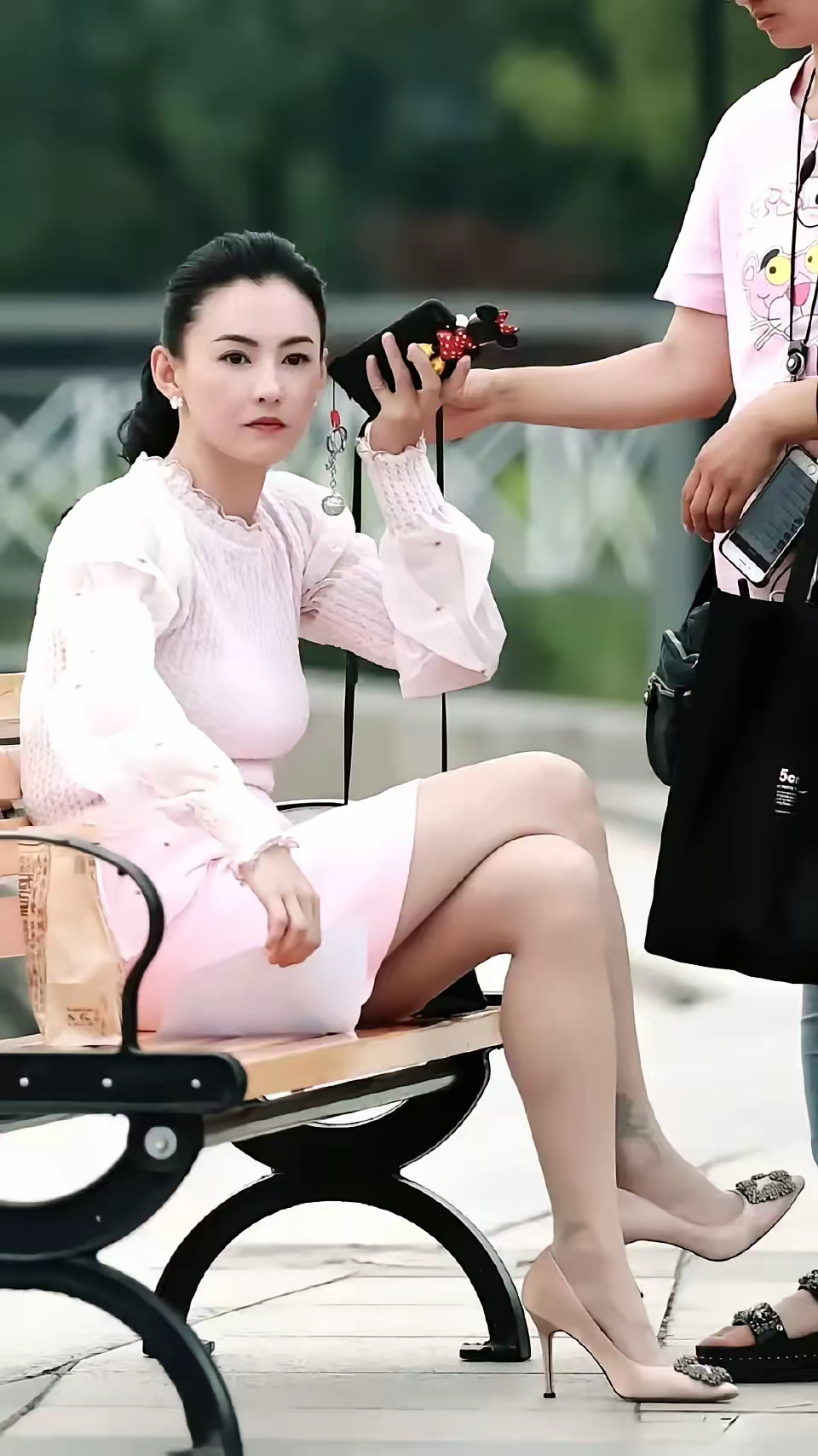 张柏芝小腿上的纹身到底是什么图案呢?大家看得出来吗?