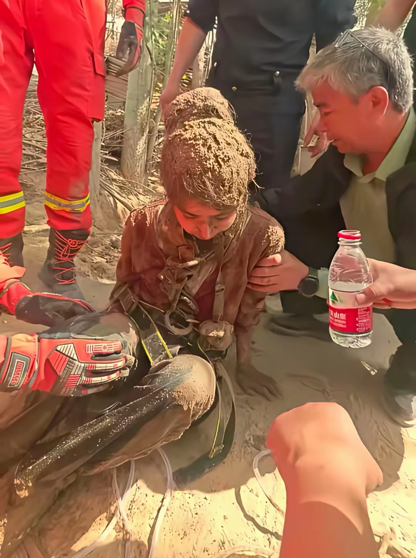 破防了家人们,这个女孩被人民日报点名表扬了,她这样