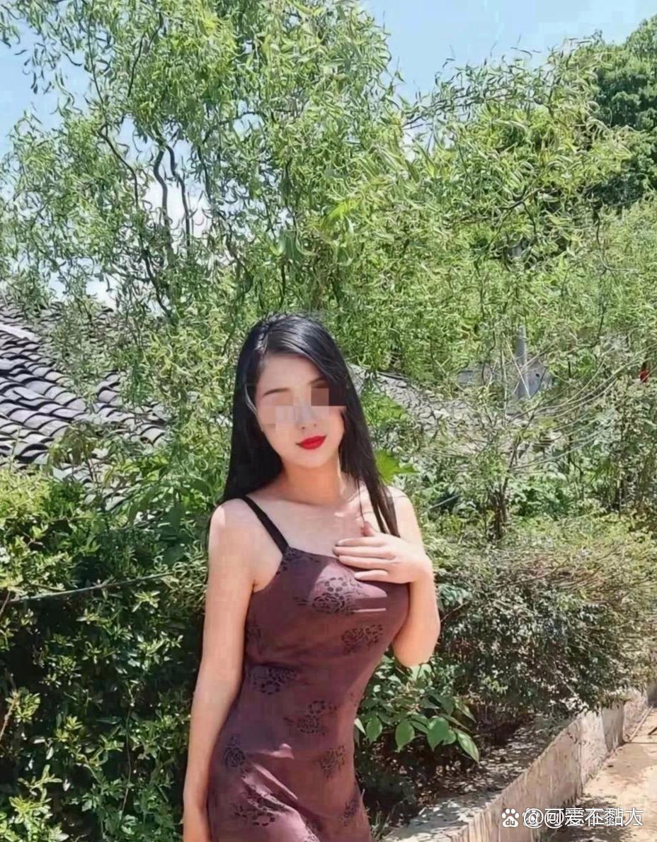 女子尴尬地捂住胸口,不知所措地看着服务员