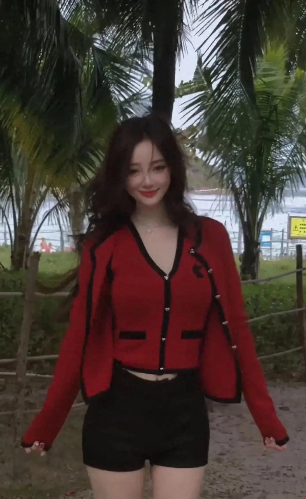 李小璐海边邂逅多巴胺穿搭,这组海边美照也太吸睛啦!