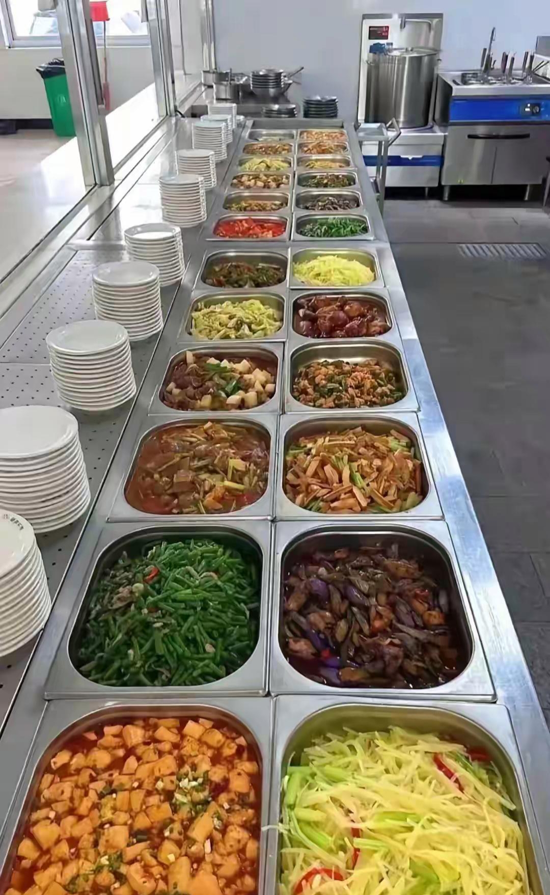 有个厂里食堂转让,打听了一下,厂里员工大概1300多人,卖快餐那种形式