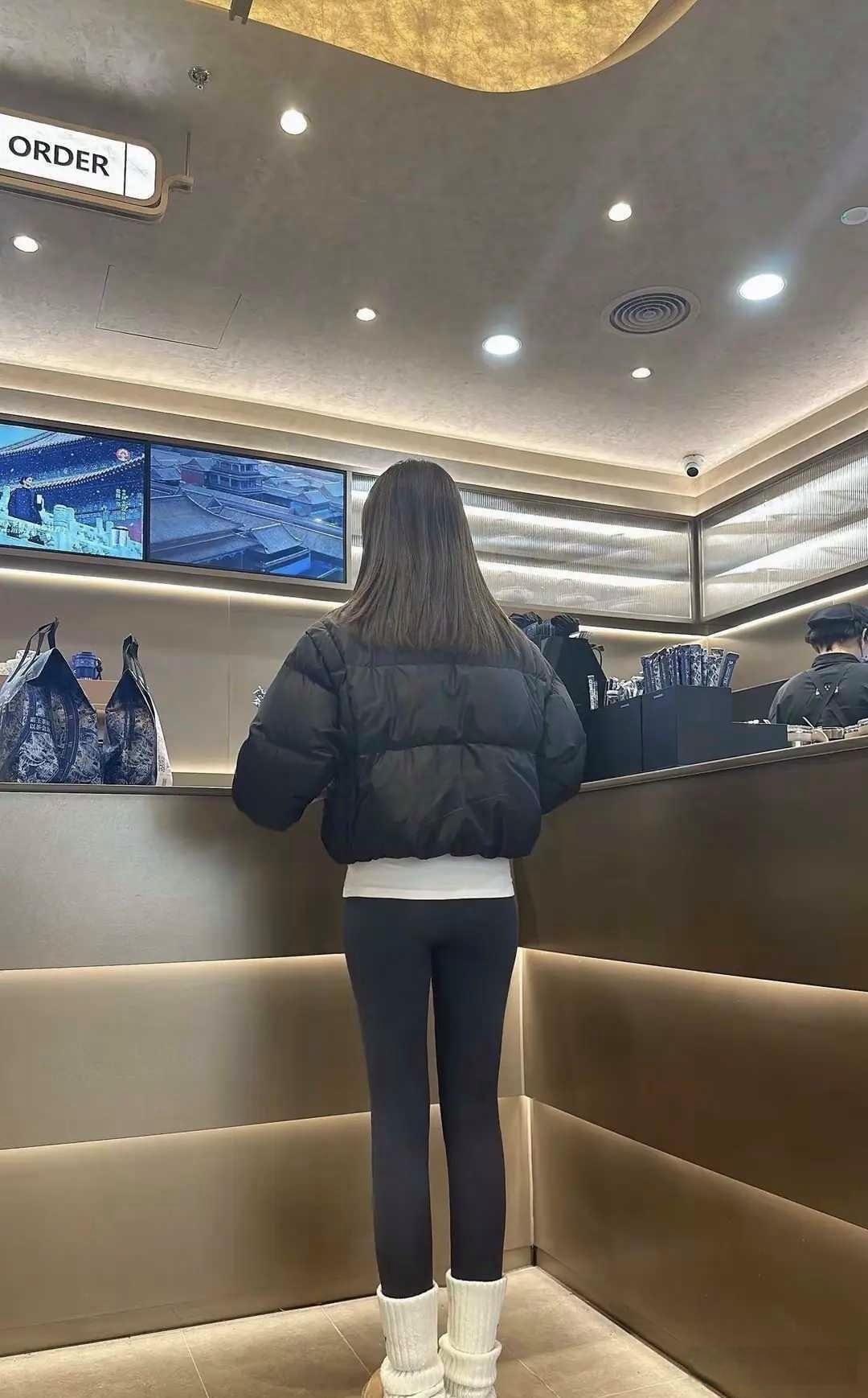 今年卖得最好的袜子应该就是妹子腿上的这种了吧?的这种了吧?