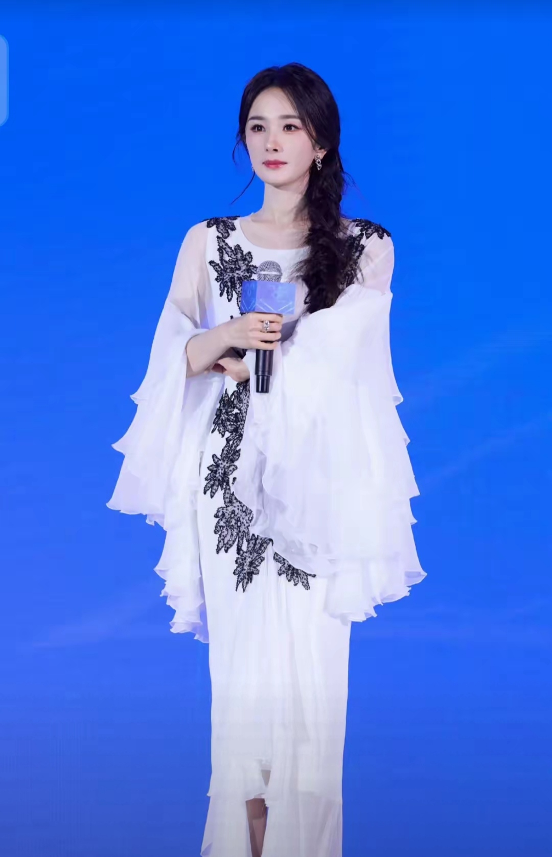 近期赵丽颖杨幂anglebaby同台亮相
