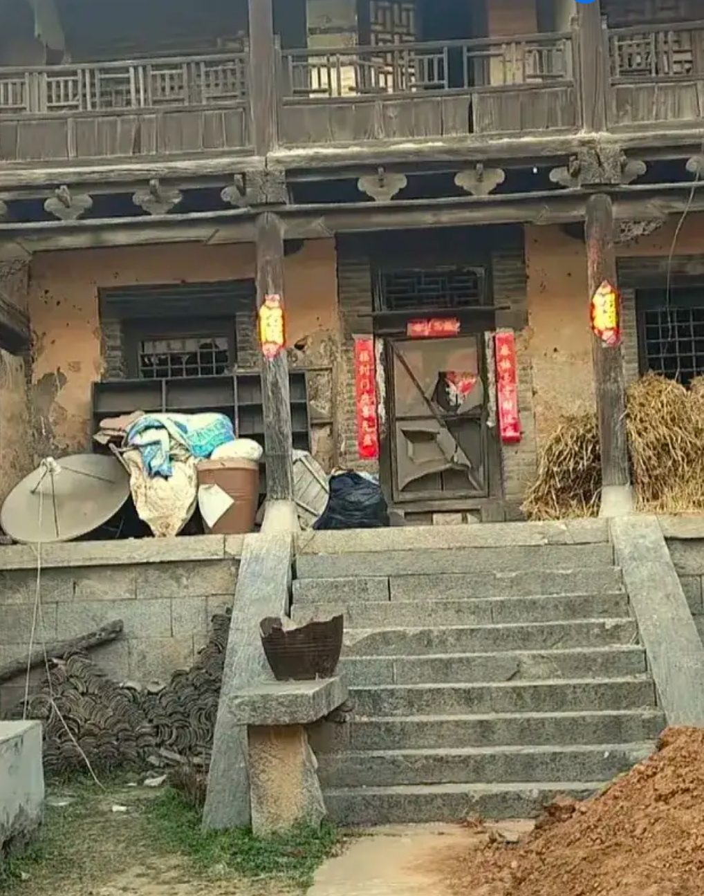 年至八十七岁时,不慎摔断了腿