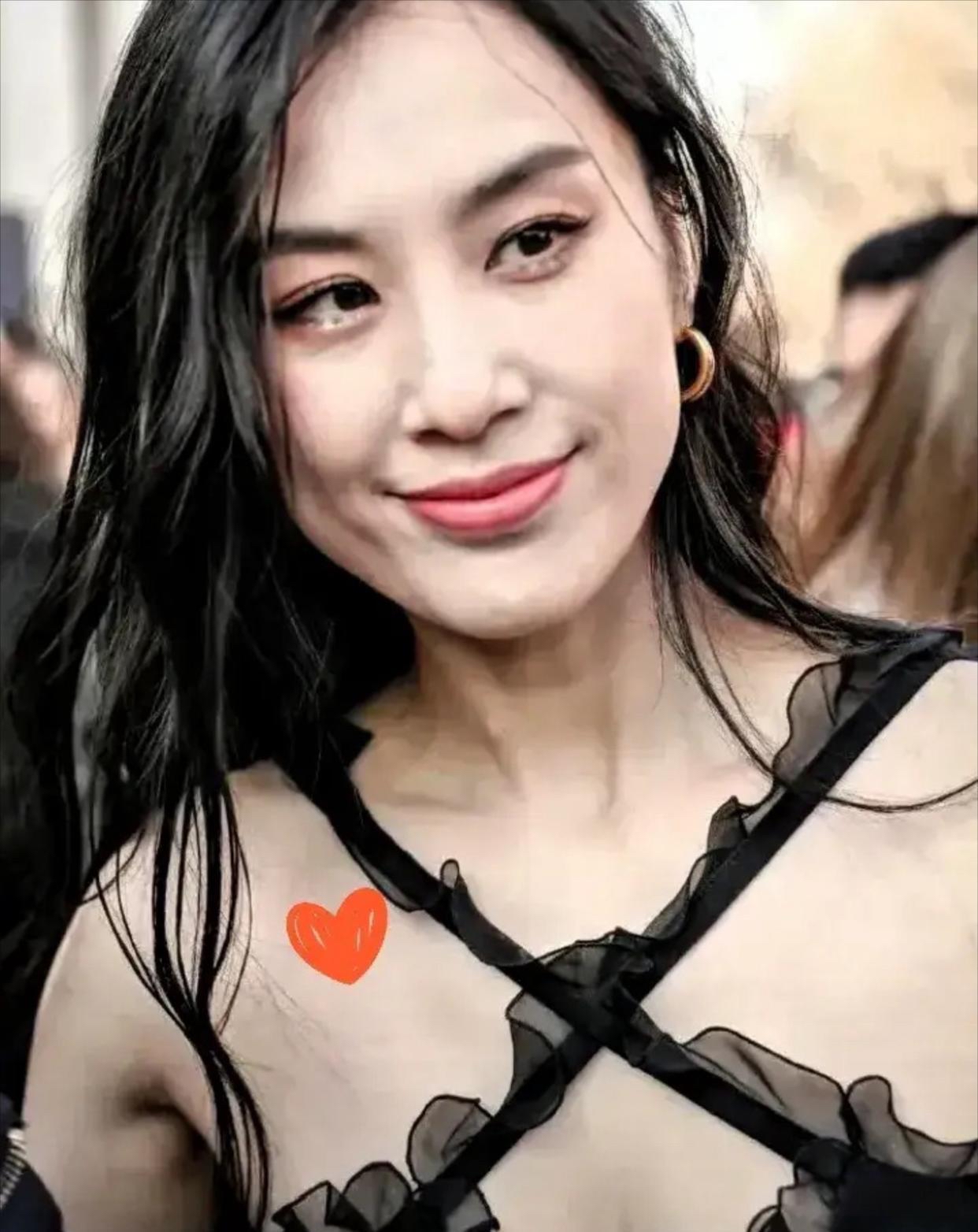 黄圣依离婚还不到俩月她前夫杨子就带着前妻陶虹还有他俩女儿一起去