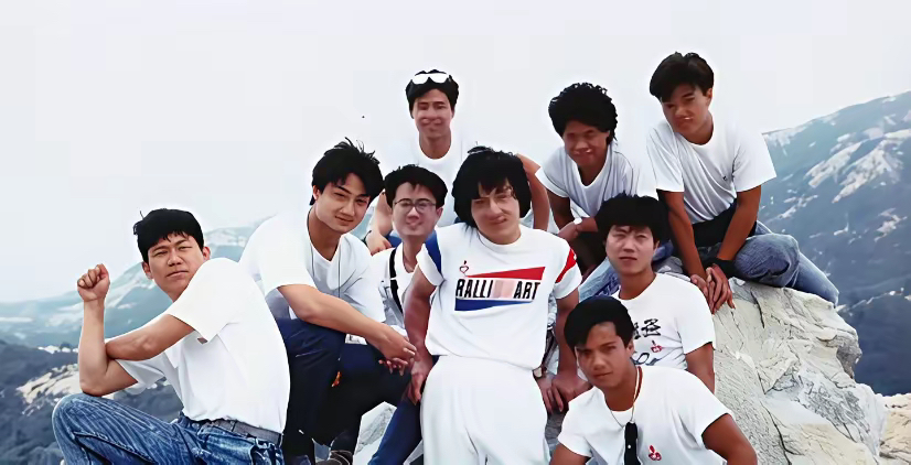 1990年,成龙在摩洛哥沙漠拍摄《飞鹰计划》期间,成家班成员提出日薪