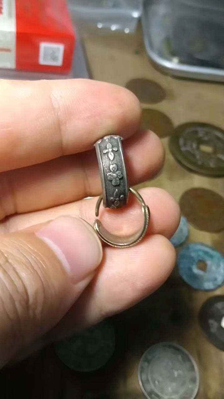 清代的,老银耳环,挺漂亮的,一共有两个