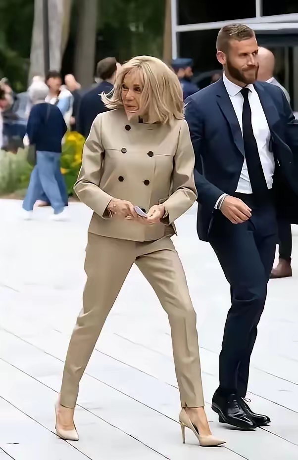 对于70多岁的法国第一夫人布丽吉特而言,这么大年龄了,身材还保持这样