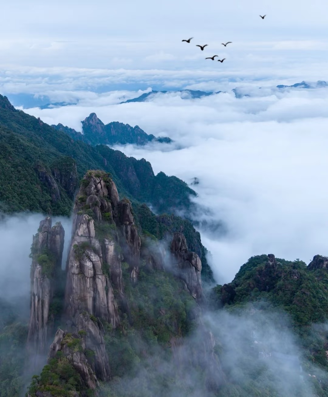 破晓时分巍峨的山峰如沉睡的巨人苏醒刺破天际
