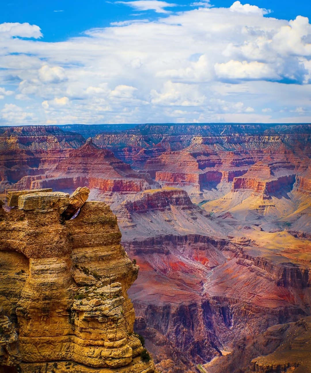 阳光倾泻而下,在岩石沟壑间勾勒出明暗交错的纹路,仿佛大地用千年时光