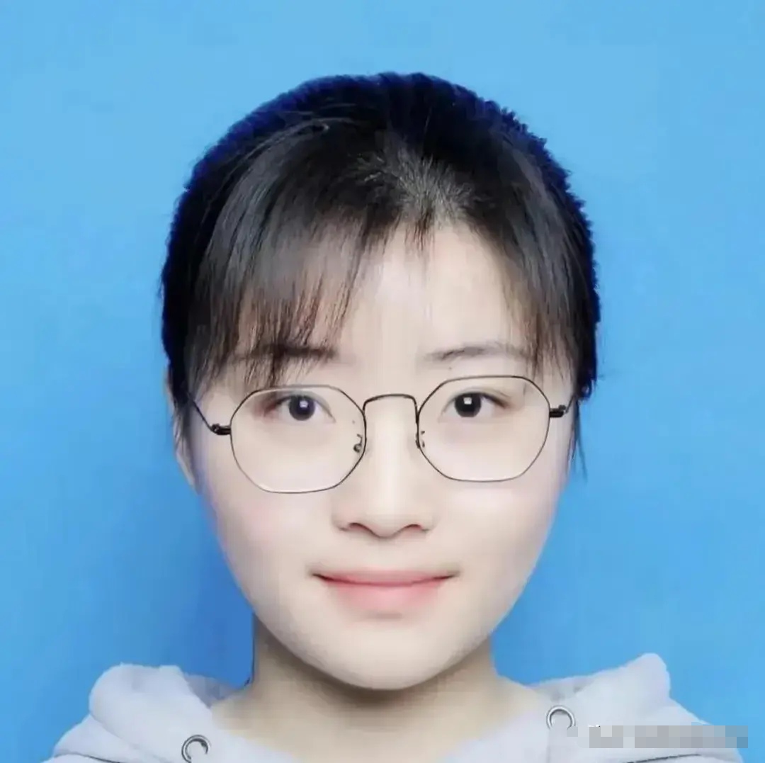 这位农村出生的姑娘本科毕业于淮南师范学院,硕士