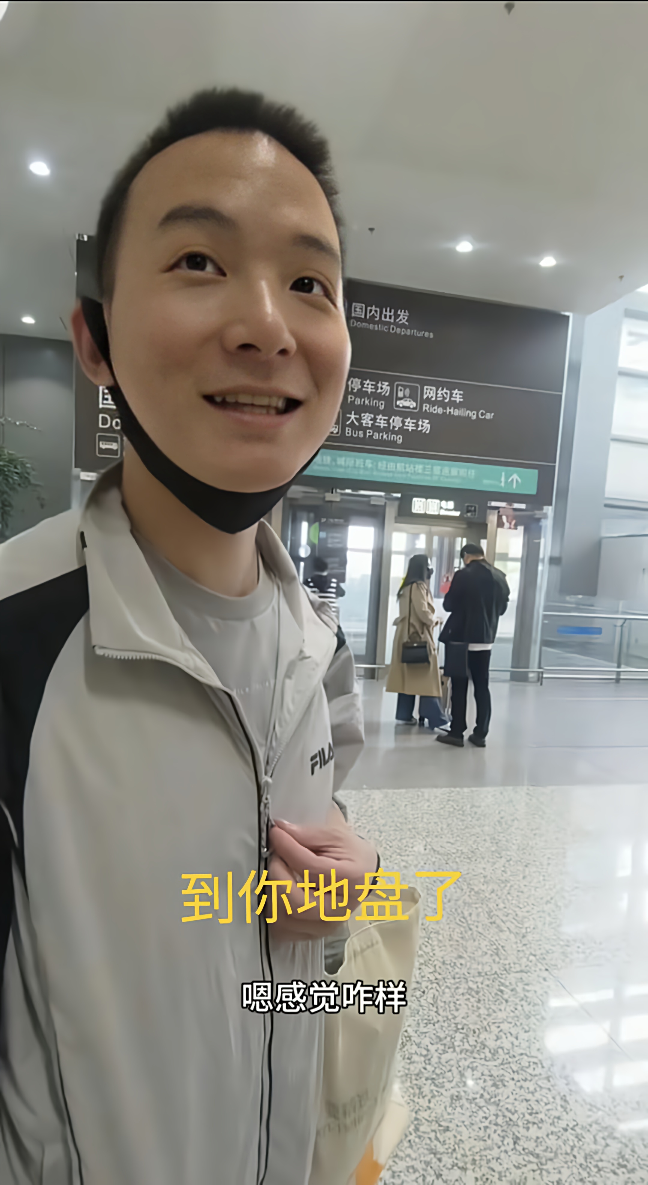 脖子上挂着妈妈的包包!妈妈也来啦!