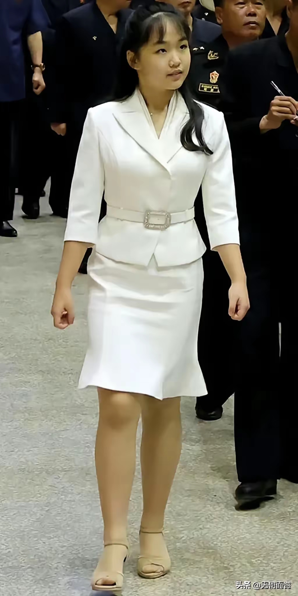 这小女孩,从小就是含着金钥匙下生人的,并且是在