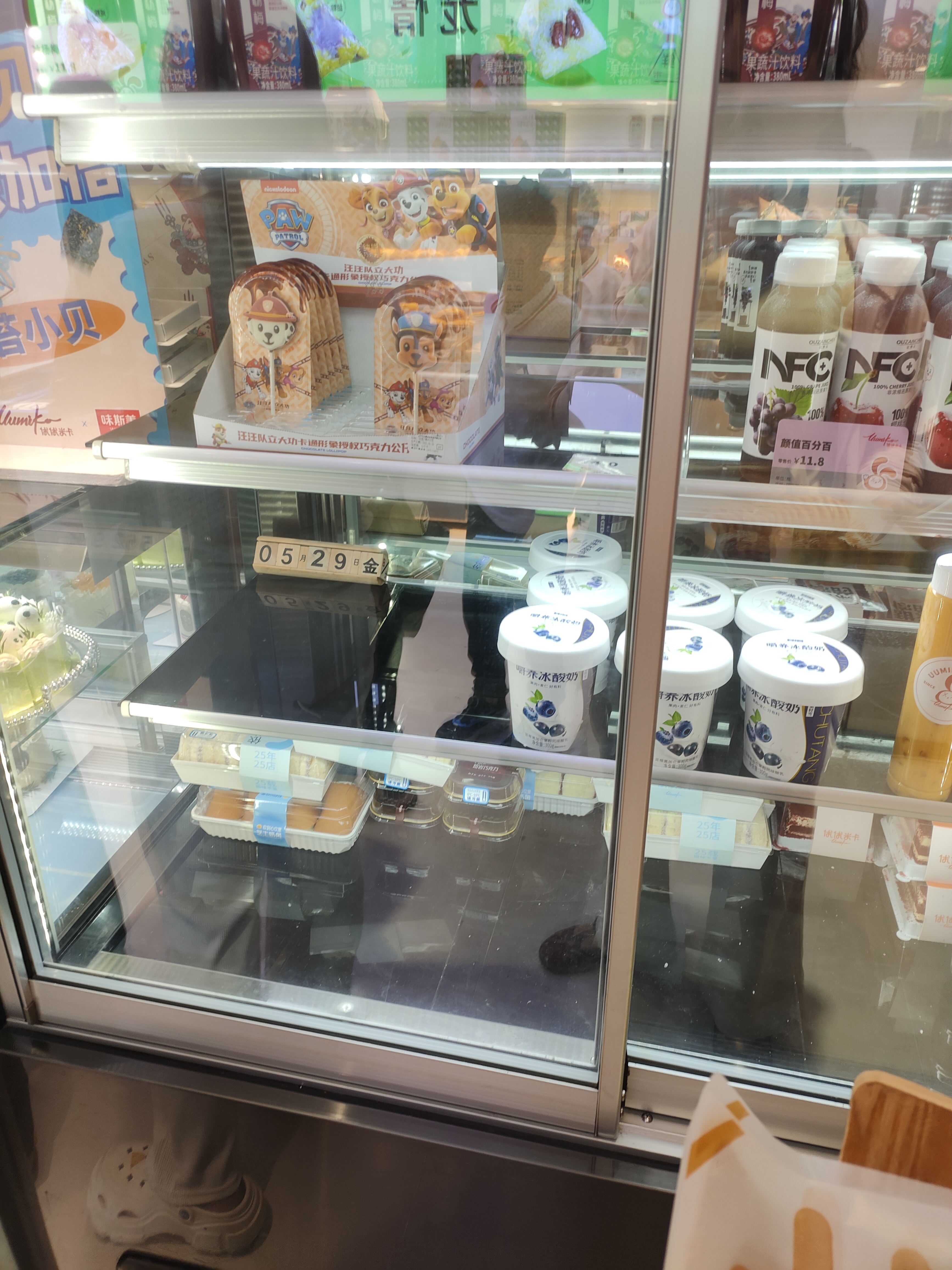 家门口这家蛋糕店真是个热闹甭管啥时候去结账队伍准排到门口