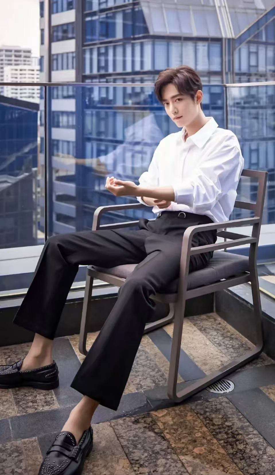 肖战的坐姿好霸气啊#随手拍春天