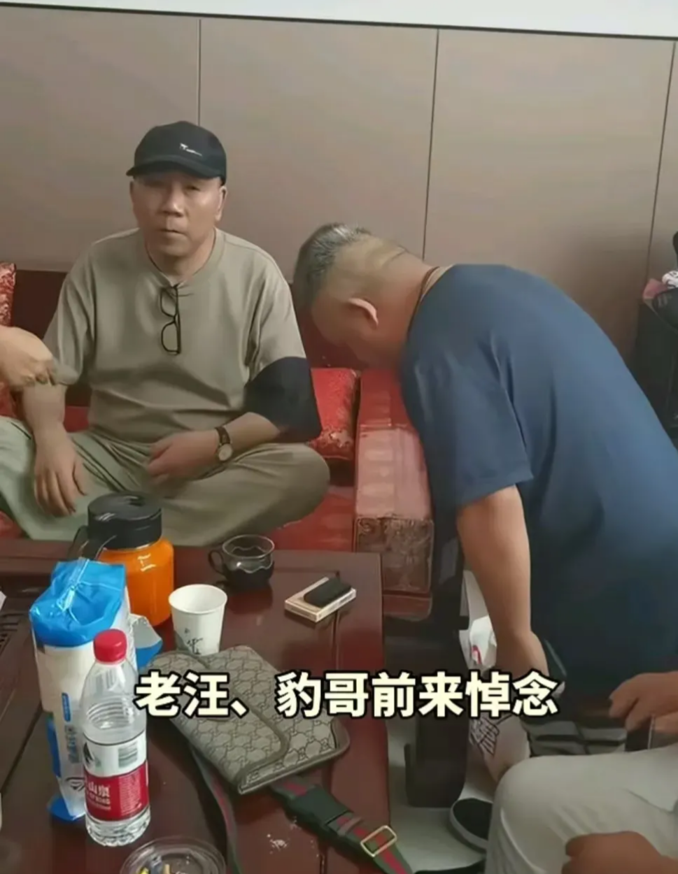 天津豹哥悼念完杨少华老爷子进屋后,又给盘腿坐在榻上杨议鞠了一躬