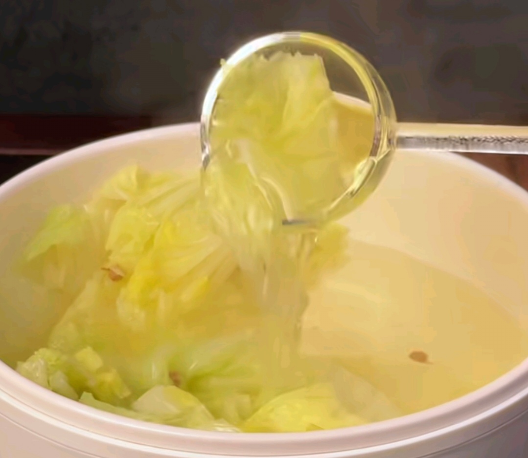 喝完蜂蜜水能吃白菜吗(喝完蜂蜜水可以喝白开水吗)