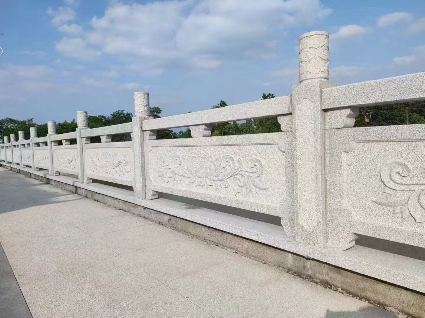 石栏杆的防护作用,在桥梁工程领域中的防护措施介绍