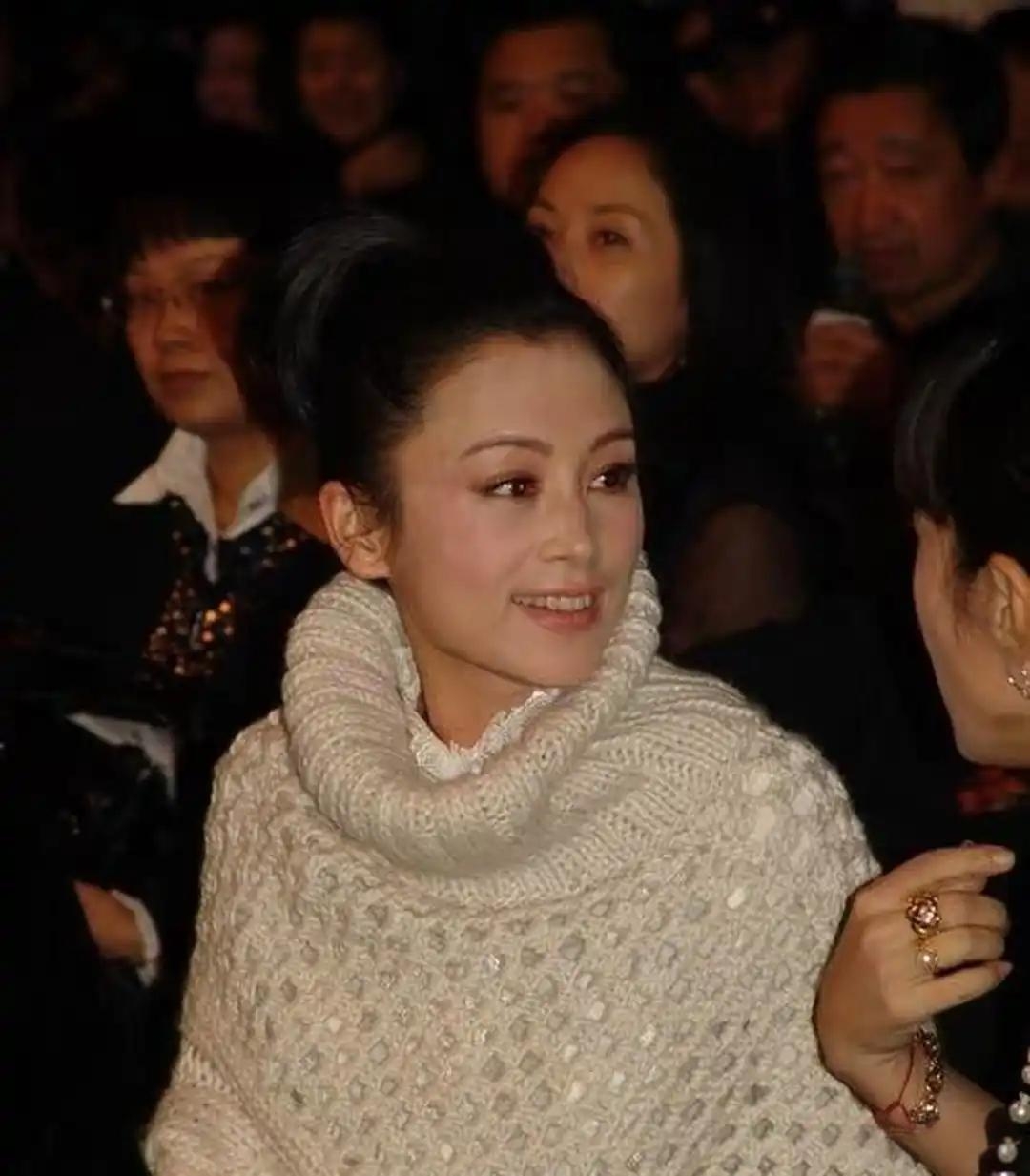 有人说陈红虽然年轻时长得倾国倾城但是她和陈德容一样花期太短但我