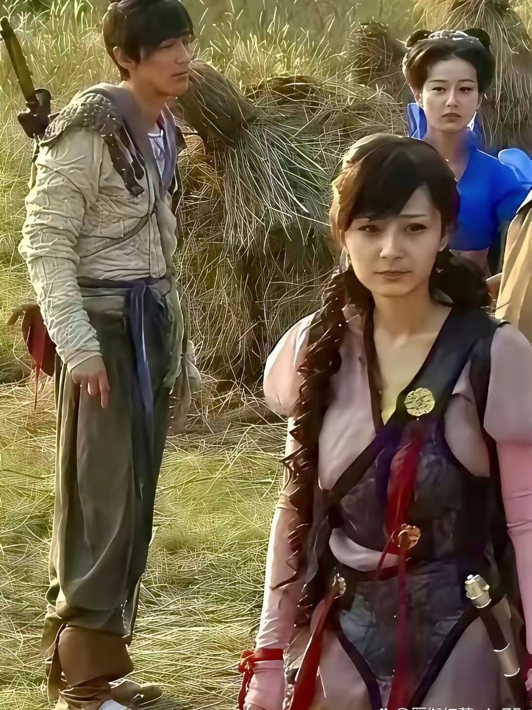 看看杨幂还有胡歌当初也是普通人啊拍完这个电视剧整个剧组都平步