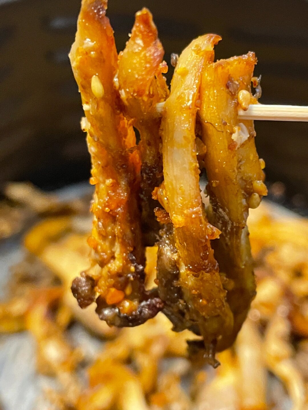 食材平菇 做法 1洗净撕小块挤干水 2加入2勺烧烤料2小勺孜然粉