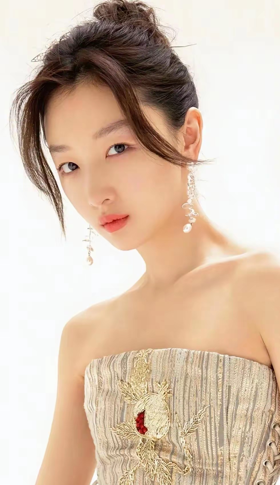 回顾她演艺历程,2010年凭《山楂树之恋》出道时是单眼皮小圆脸,尽显