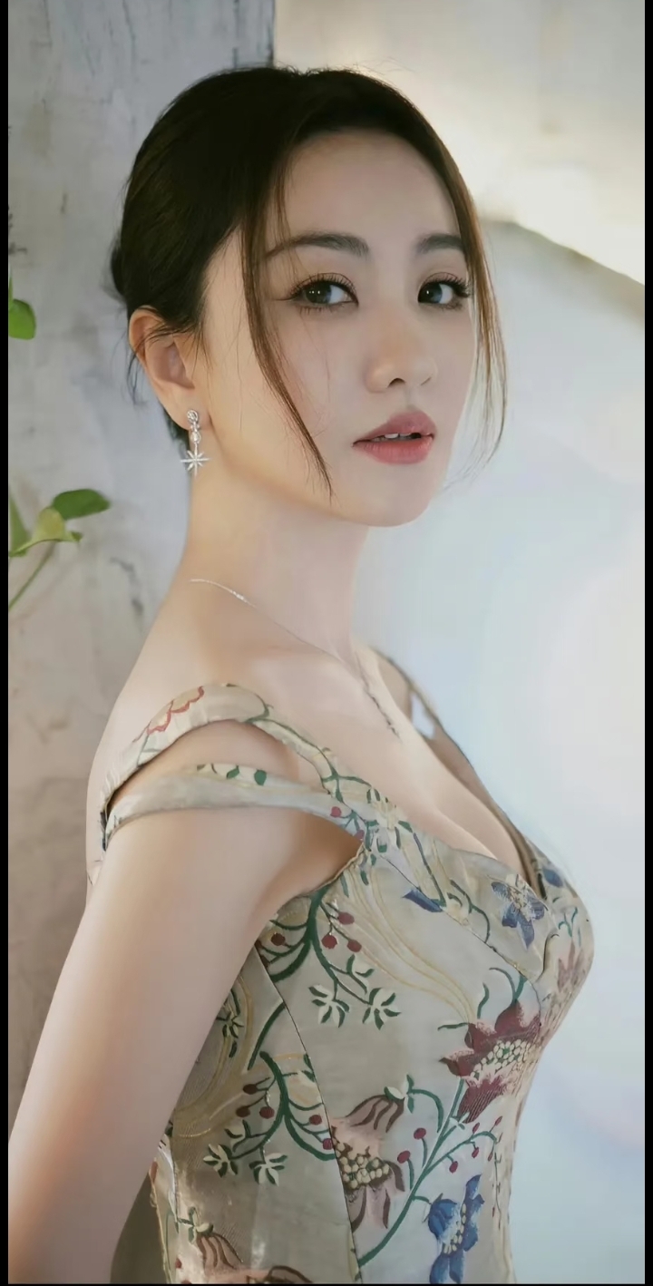 杨蓉的长相太惊艳了,五官精致得很,尤其是那双眼睛,特别灵动,就
