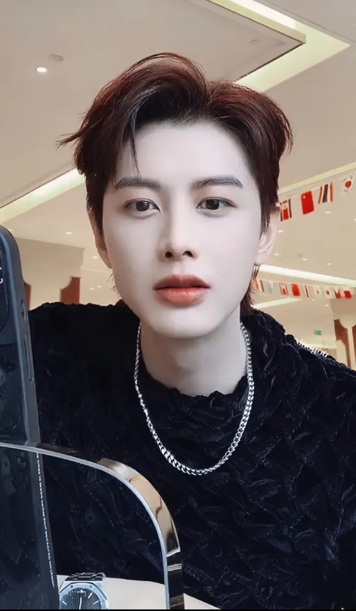 有人说何健麒i的嘴唇偏厚了,如果唇瓣再薄一点就完美了,也有人说他的