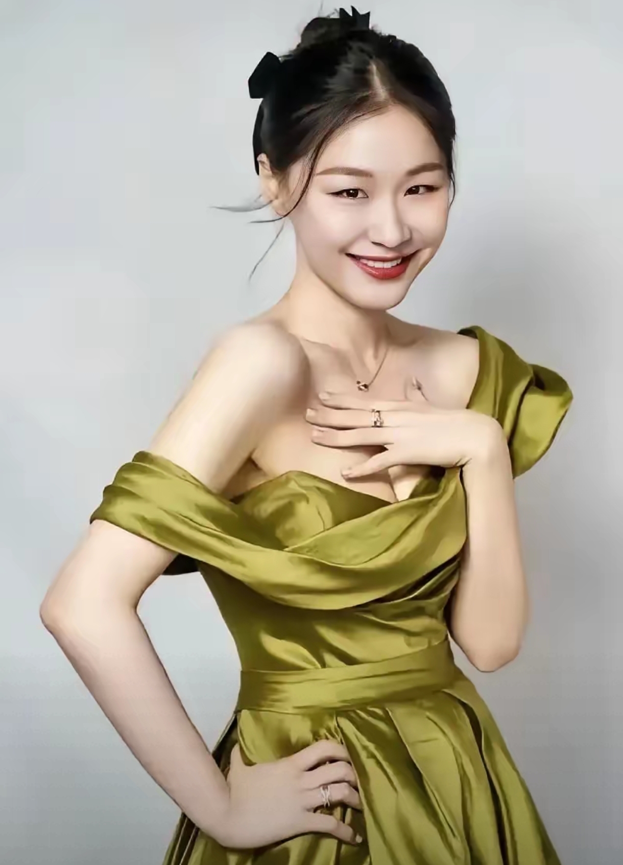 大家不要再羡慕金靖活得清醒了, 原因很简单, 就这一个条件,普通女孩