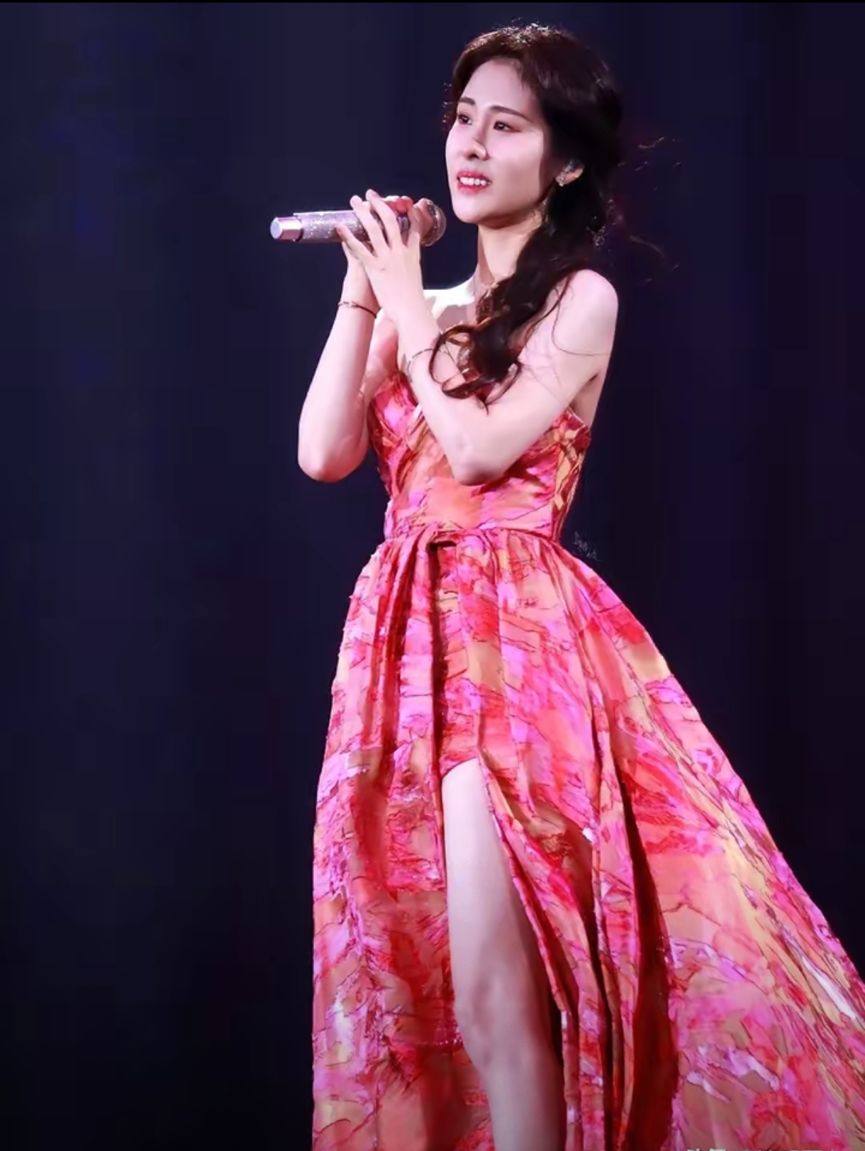 张碧晨和单依纯这对"同门不同命"的姐妹花,一个热搜词条#她怎么也没