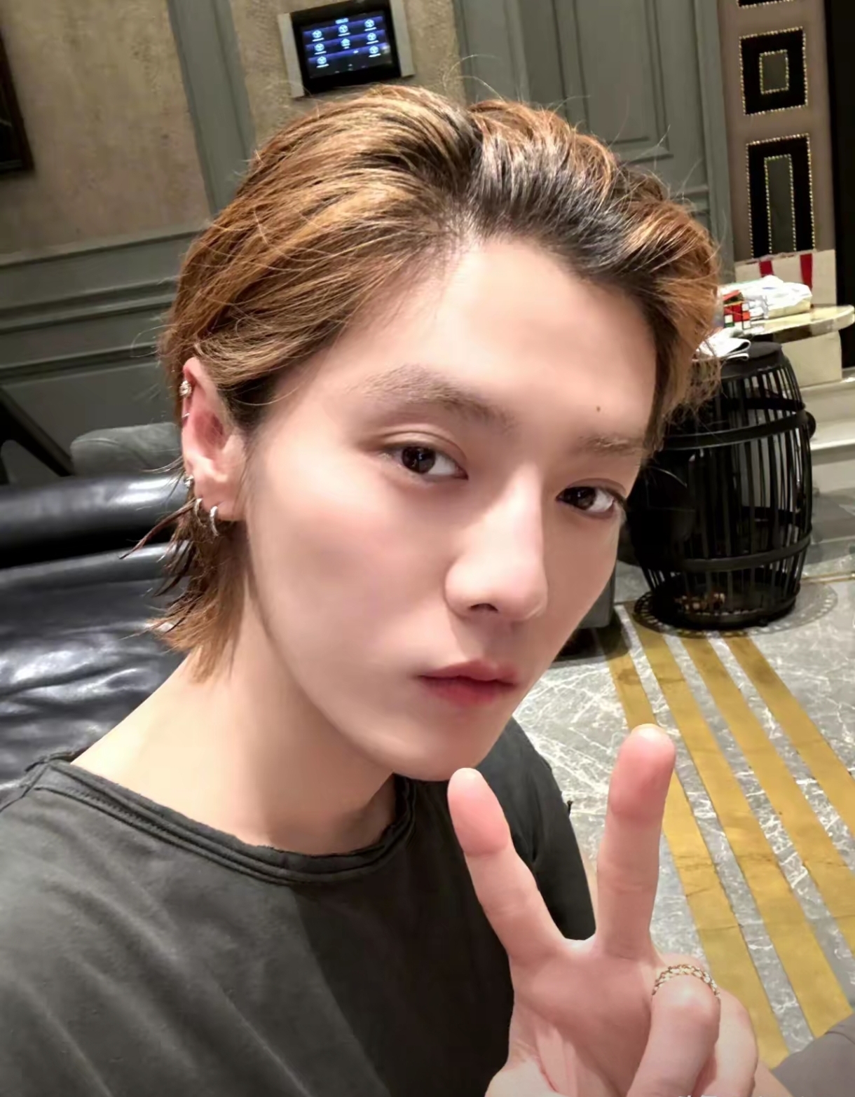 我突然理解关晓彤为什么宁愿挨这么多年骂也要和比自己大7岁的鹿晗谈
